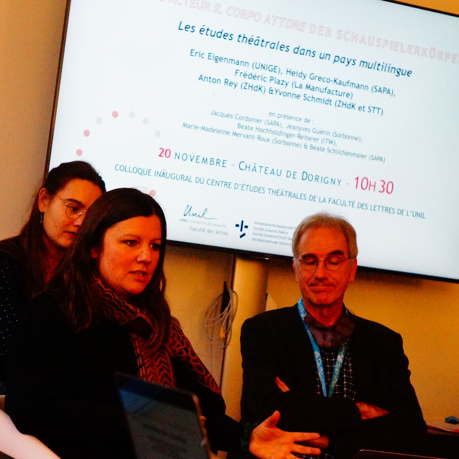 Table ronde lors du colloque « Le corps acteur », Lausanne, 20.11.2021. A gauche : Dr. Yvonne Schmidt (ZHdK, HDK Berne et coprésidente de la SST), à droite : Prof. Dr. Anton Rey (ZHdK). Photo : © Alberto Roncaccia.