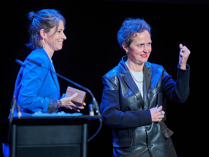 Verleihung des Schweizer Grand Prix Darstellende Künste / Hans Reinhart Ring 2022 an Barbara Frey. Im Bild: Anne Fournier (SGTK) und Barbara Frey; Foto: © Adrian Moser